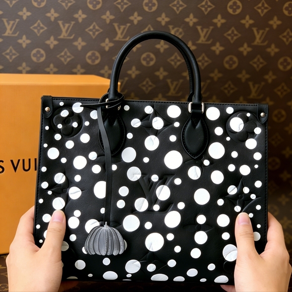 <AUTHENTIC>Louis Vuitton  Yayoi in Black - Picture 3 of 7